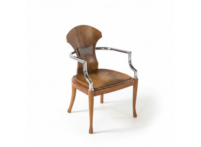Brauner Holzstuhl im eleganten Design für Wohnzimmer und Büro
