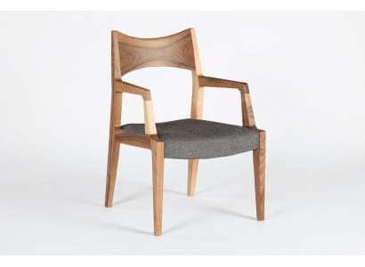 Moderner grauer Stoffsessel aus Holz mit elegantem Design