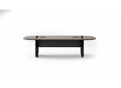 Brauner Holzschreibtisch im eleganten Design für Homeoffice