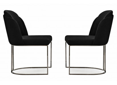 Zwei elegante schwarze Essstühle mit chromfarbener Basis und Design