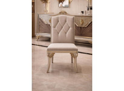 Beige Esszimmerstuhle mit eleganter Knopfheftung und goldenen Details