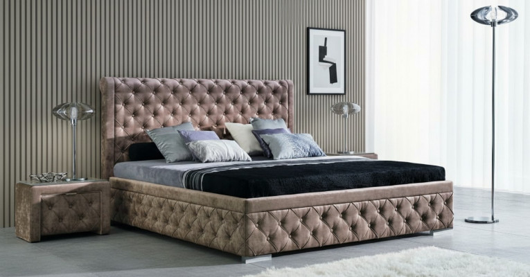 E Bett am luxuriéisen Chesterfield-Stil an engem elegantem, zäitgenëssesche Stil.
