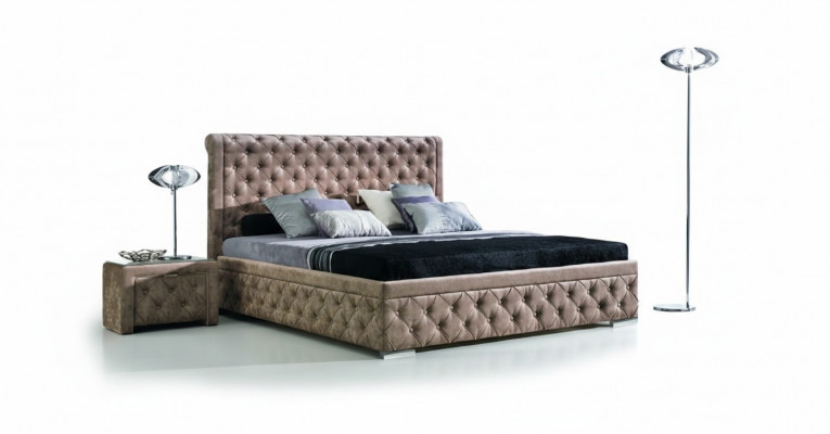E Bett am luxuriéisen Chesterfield-Stil an engem elegantem, zäitgenëssesche Stil.